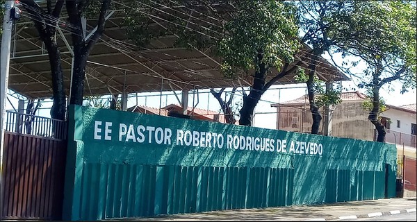 Sem carteiras, estudantes sentam no chão em escola de Hortolândia
