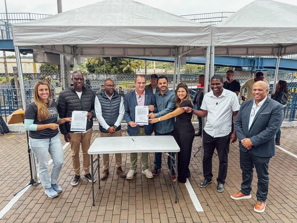 Passarela de pedestres sobre linha férrea é entregue em Nova Odessa