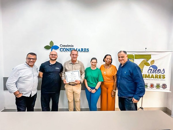 Prefeito Leitinho recebe certificado pela participação do consórcio no Recicla Cidade