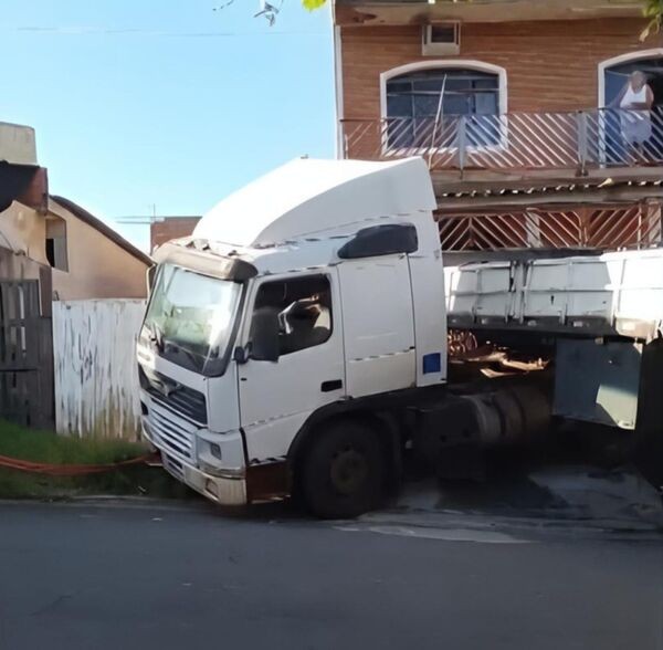 Motorista perde controle de carreta, atinge duas casas e derruba árvore em Paulínia