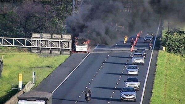 Ônibus com atletas de karatê pega fogo na Rodovia dos Bandeirantes, em Sumaré