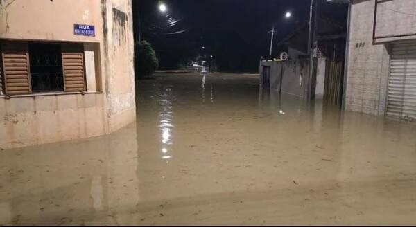 Chuva alaga 70 casas e arrasta carro com três moradores em Monte Mor