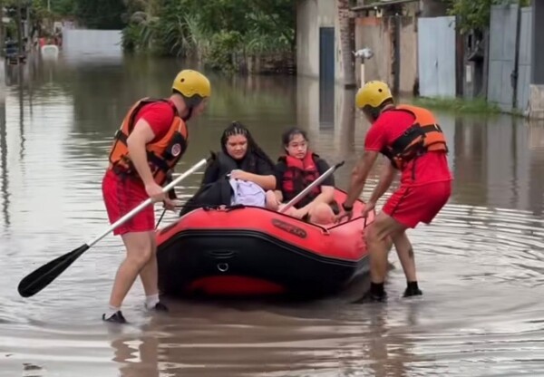 Moradores são socorridos por botes após enchente na Vila Diva, em Sumaré