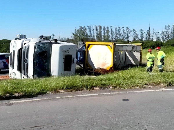 Carreta tomba e provoca congestionamento na entrada de Paulínia