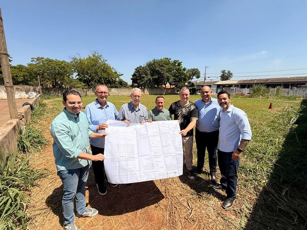 Chico anuncia construção de quadra poliesportiva em escola de Americana