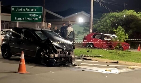 Carro capota após colisão em rotatória e deixa feridos na Ponte Nova, em Paulínia