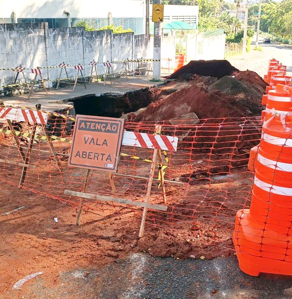 Conserto de erosão é iniciado em frente à escola em Hortolândia