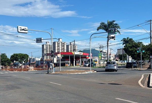 Semáforo inteligente entre a Rebouças e Saudade entra em funcionamento