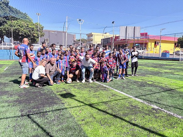 Zezé Gomes entrega campo de futebol society revitalizado no Jd.Santa Izabel