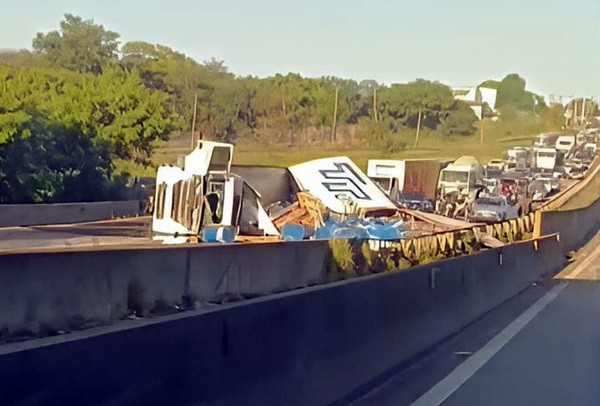 Carreta tomba e interdita trecho da SP-101 em Hortolândia
