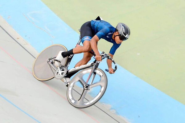 Ciclista de Americana disputa competição de pista no Chile