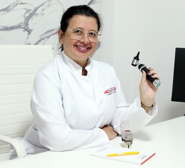 Deficiência auditiva pode garantir benefícios e direitos, alerta especialista que atua na região