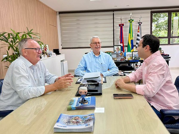 Americana firma contrato para ampliar quadro de cuidadores na educação