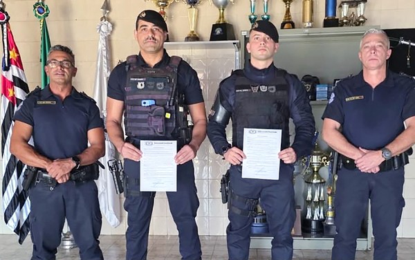 GCM de Monte Mor homenageia agentes por ação que salvou mulher e crianças