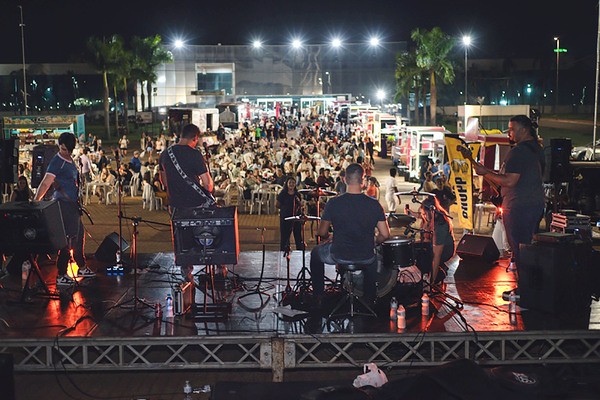 Feira Noturna movimenta economia com artesanato e música em Paulínia