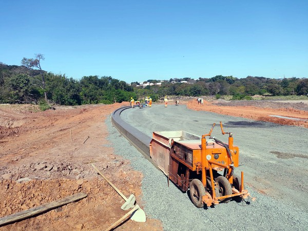 Nova ligação entre Avenida Panaíno e a região da Vila Inema avança com mais guias e sarjetas em Hortolândia