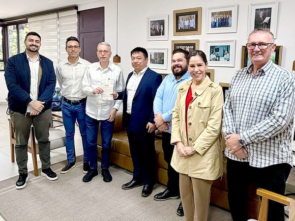 Chico Sardelli recebe convite para inauguração da fábrica de R$ 140 mi da YAPP em Americana