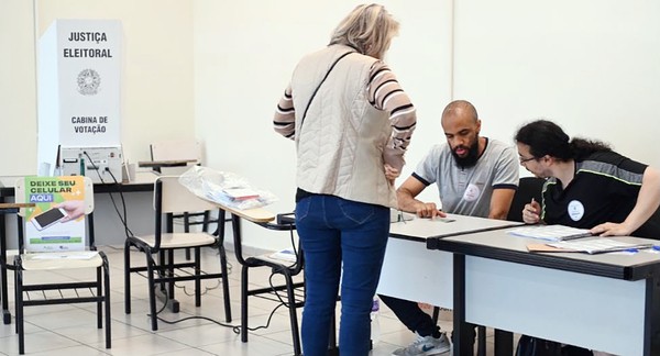 Mesários que vão atuar nas Eleições 2026 iniciam treinamento na região