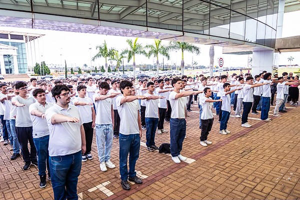 Juramento à Bandeira reúne cerca de 500 jovens no Paço de Paulínia