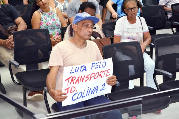 Moradores de Monte Mor reclamam de ônibus superlotados, atrasos e falhas