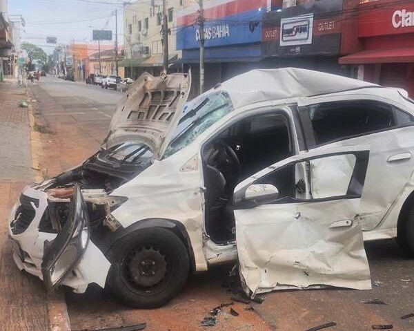 Motorista morre após carro colidir com ônibus no Centro de Sumaré