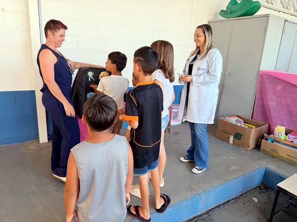 Crianças aprendem sobre higiene das mãos em ação educativa em Americana