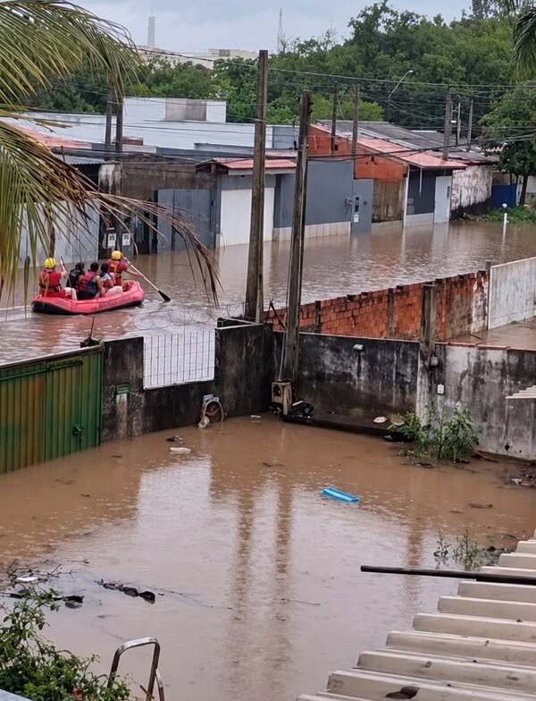 Temporal invade ruas, atinge carros e mobiliza resgate em Sumaré