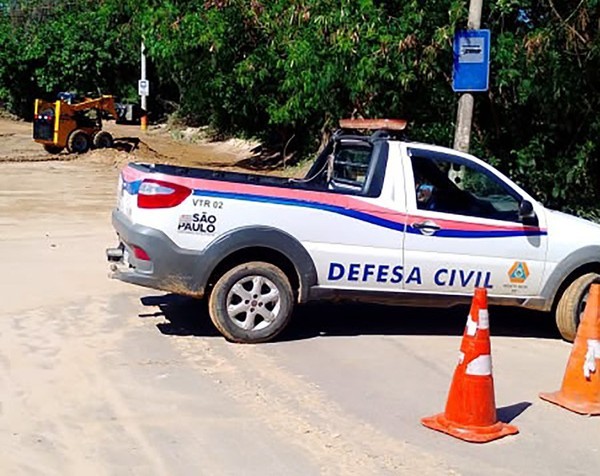 Rio Capivari baixa e Monte Mor faz limpeza em várias áreas afetadas